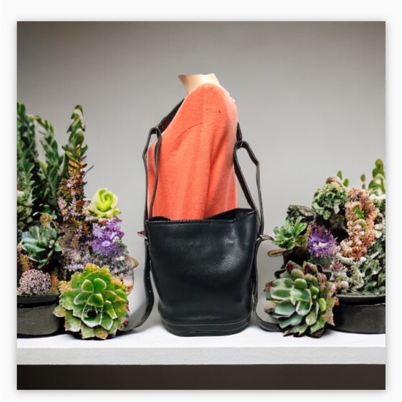 Roots Handbags - VTG Roots Crossbody Bag -Black Pebbled Genuine Leather-Med-Lg-EUC!🖤😍